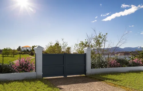 mise en situation portail en aluminium sancy battant noir mat Prefalu