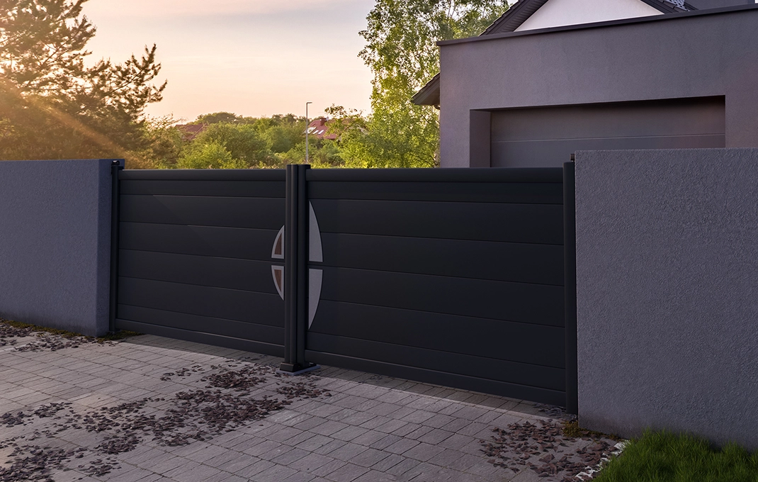 ambiance portail en aluminium frissel battant noir Prefalu