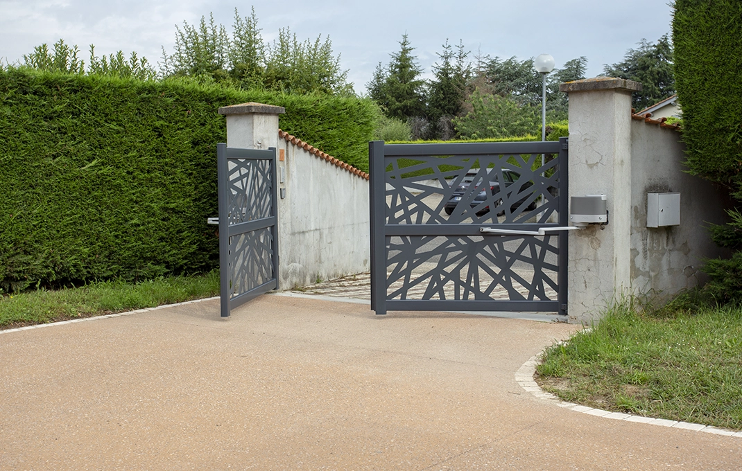 portail en aluminium marcy battant noir Prefalu