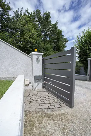 Installation d'un portail battant à lames horizontales