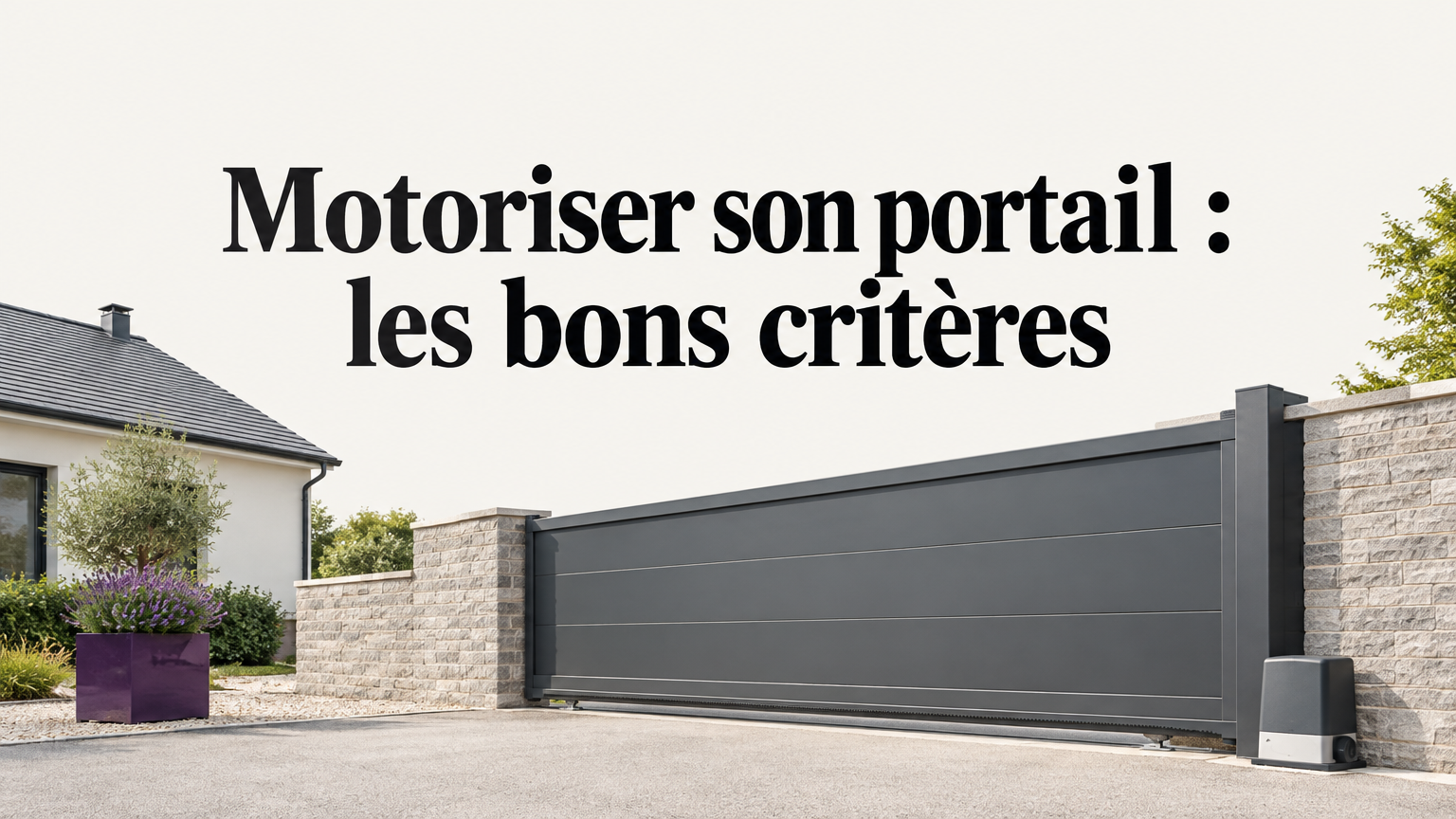 Portail coulissant en aluminium équipé d’une motorisation dans une entrée résidentielle.