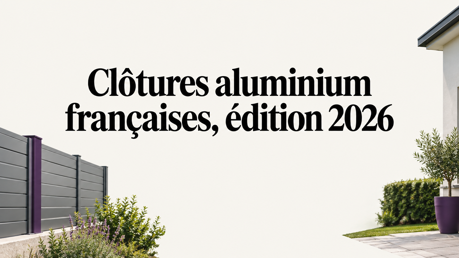 Clôture contemporaine en aluminium dans un jardin français, avec des lames pleines et ajourées.