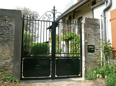 Portail aluminium effet fer forgé